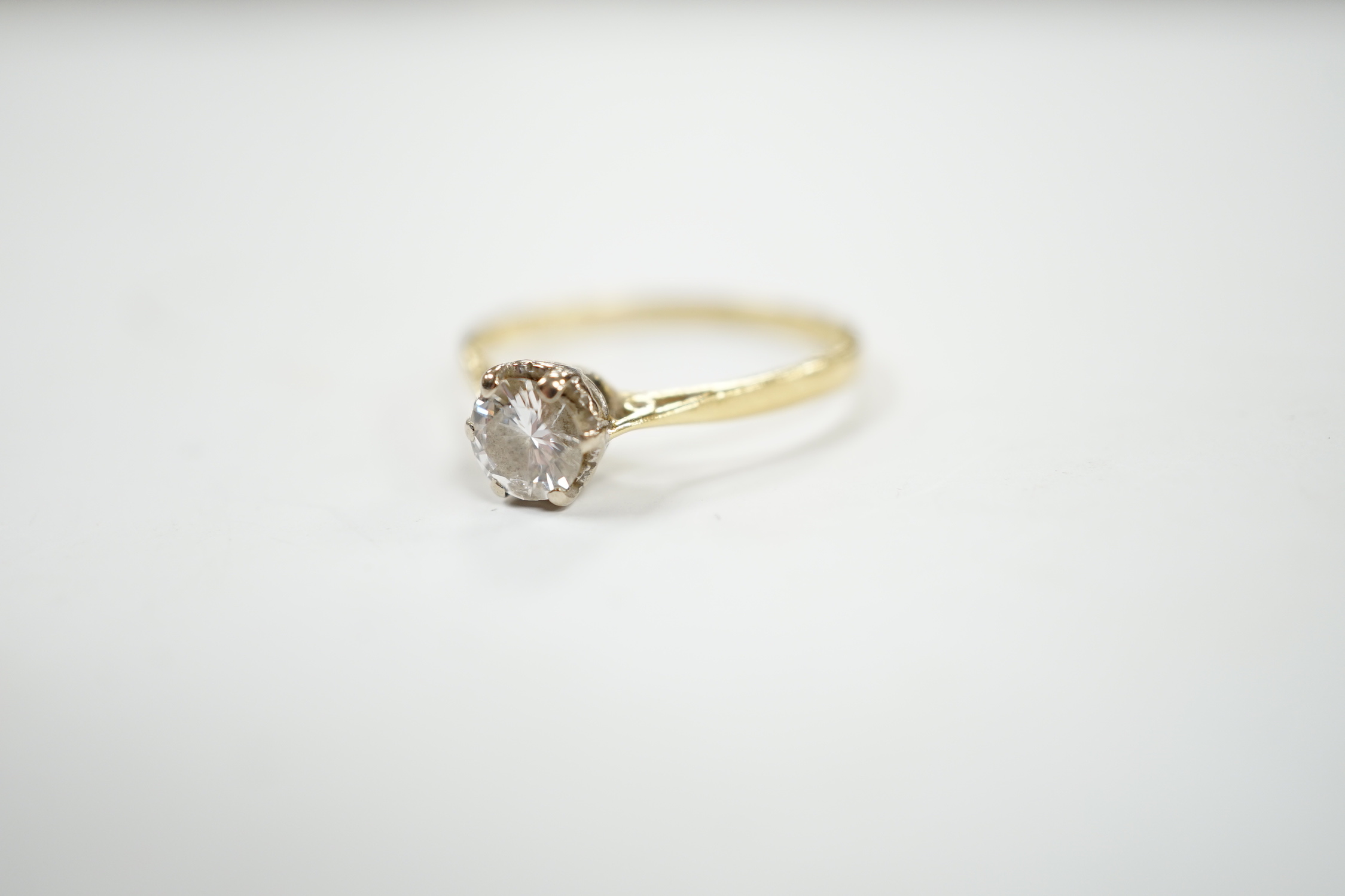 A modern 18ct gold and illusion set solitaire diamond ring, size M/N, gross weight 2.1 grams.
